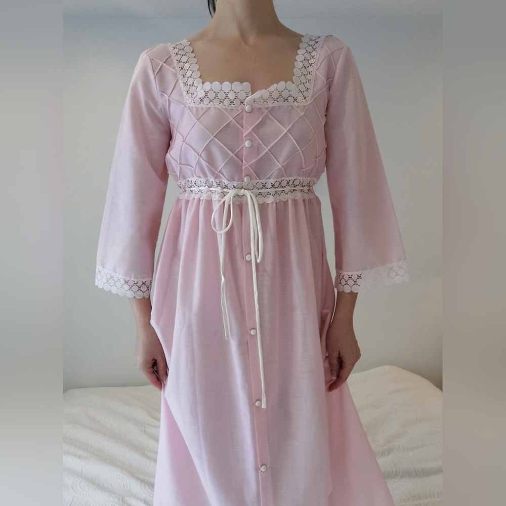 *sold* Medium vintage pink cotton nightgown, cottage core sleepwear - Picture 3 of 7